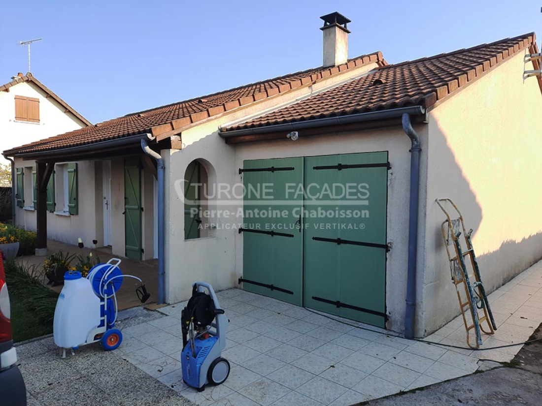 Turone Façades maison blanche portes vertes outils jardin