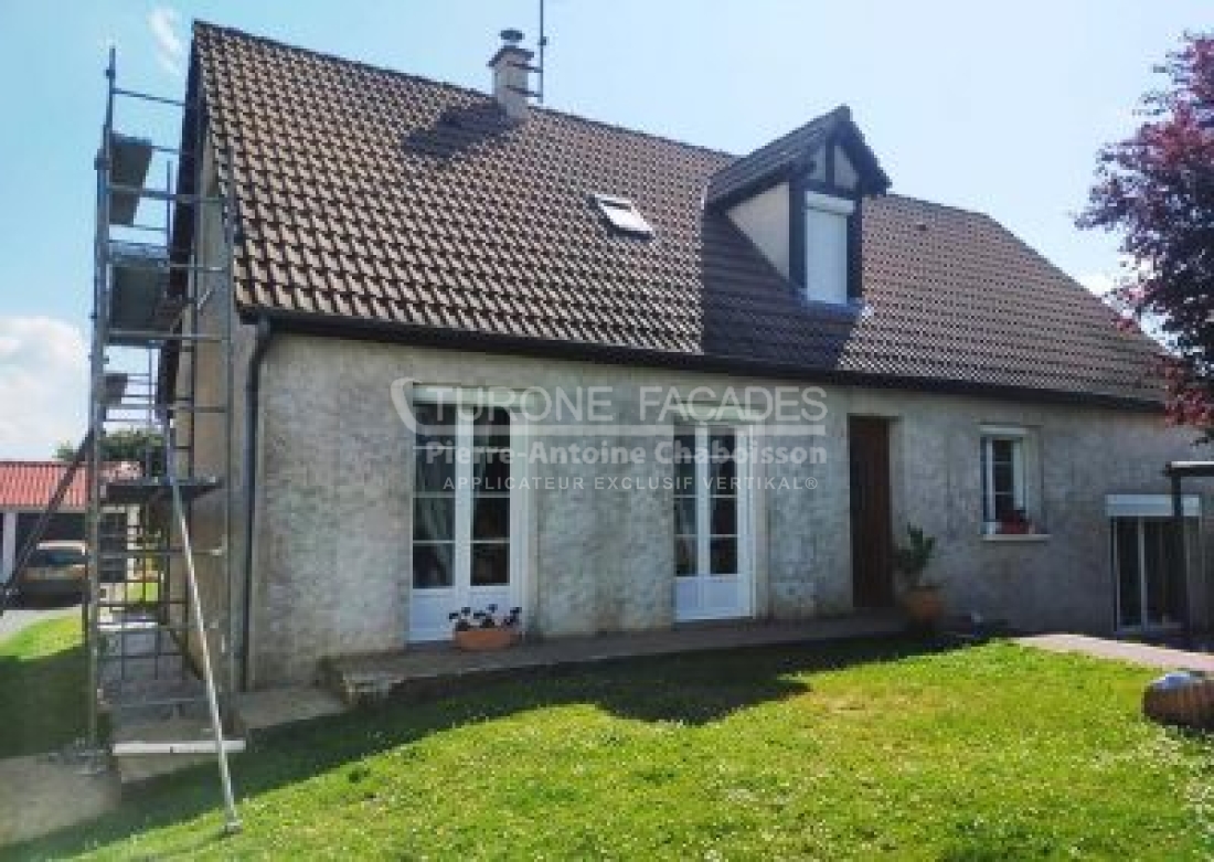Turone Maison avec façade en stuc et tuiles rouges.