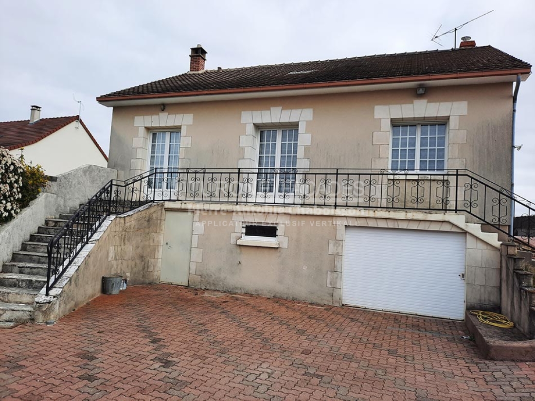 Turone Maison deux étages balcon fer forgé garage