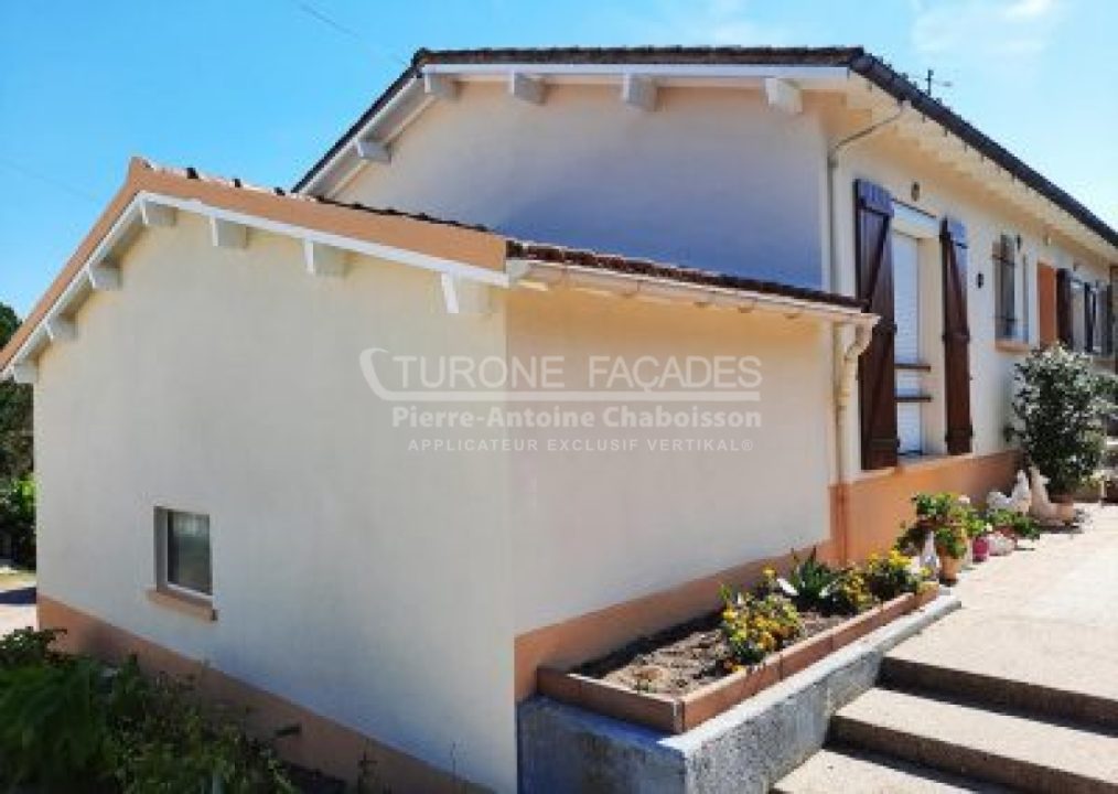 Turone Maison blanche avec jardin.