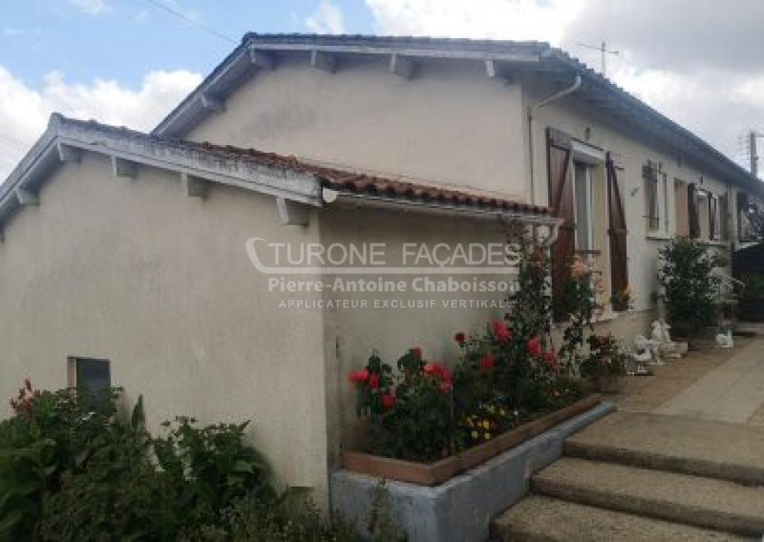 Turone Façades Maison blanche fleurs jardin